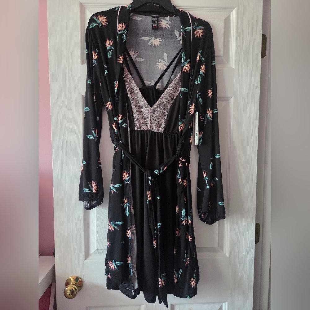 Women's robe & chemise set by Tahari size L